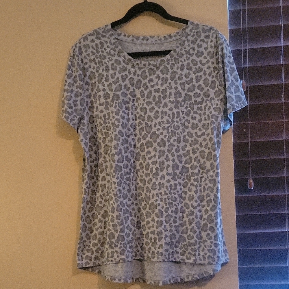Zoe + Liv Gray Leopard Print Short Sleeve Top